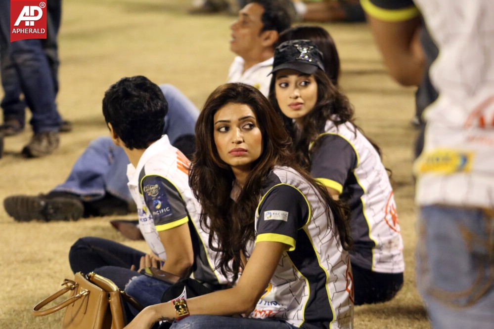 Karnataka Bulldozers Vs Mumbai Heroes Match